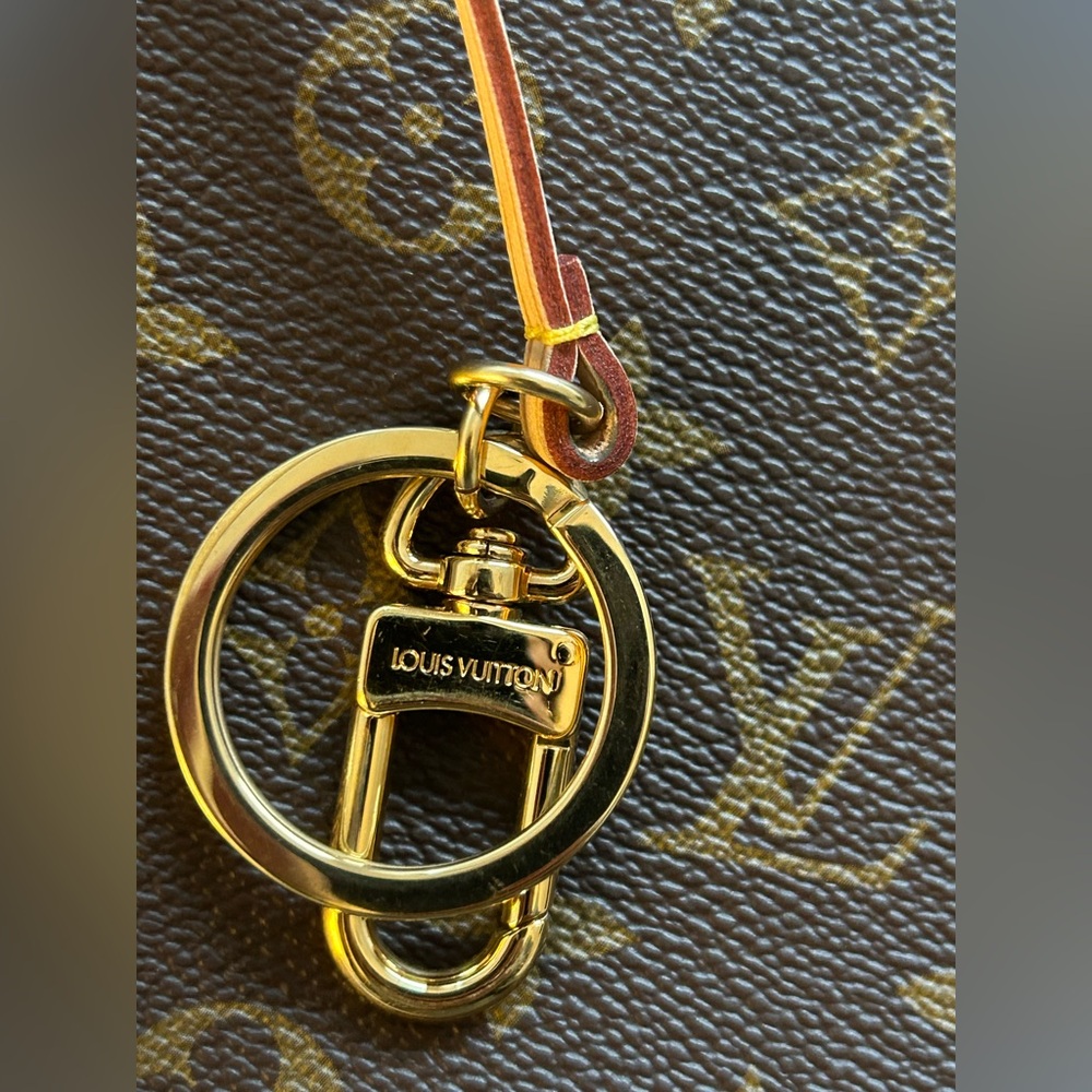 Authentic Louis Vuitton Artsy MM – Monogram Canvas - Picture 9 of 15